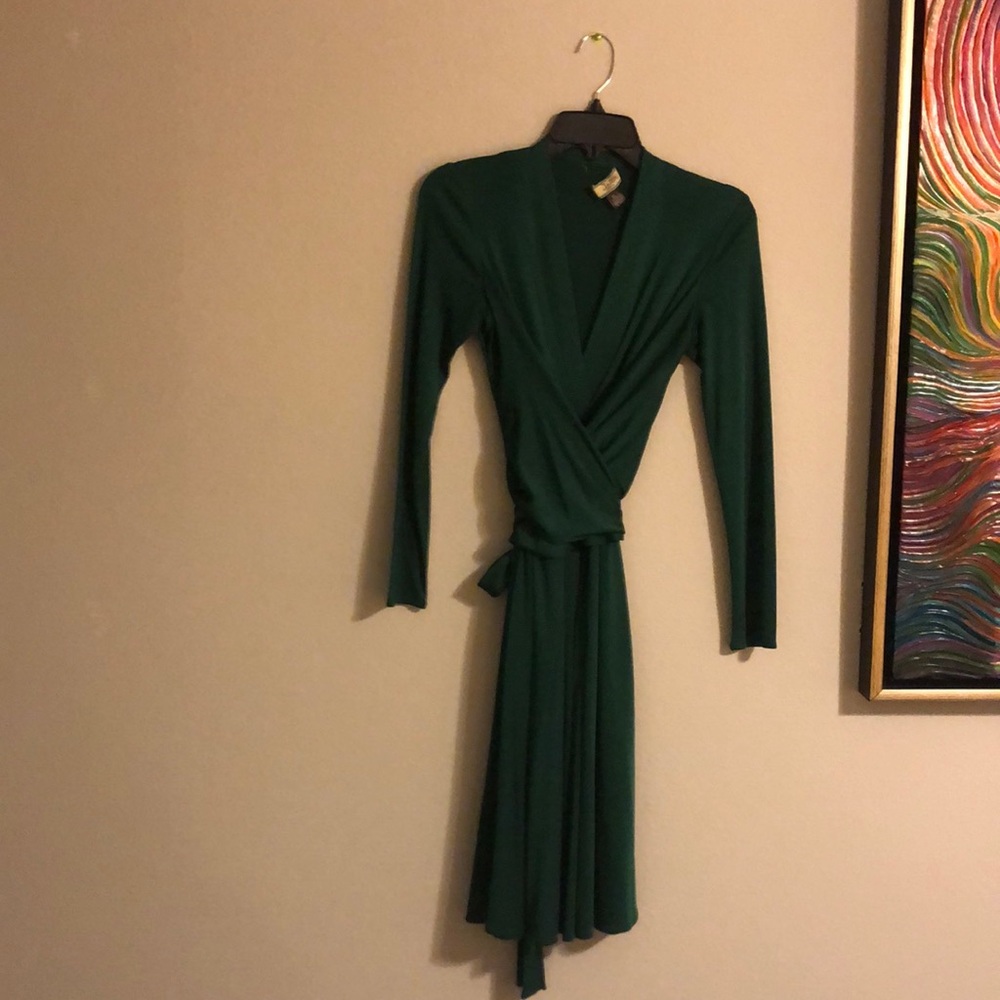 Beautiful green V neck wrap Issue dress